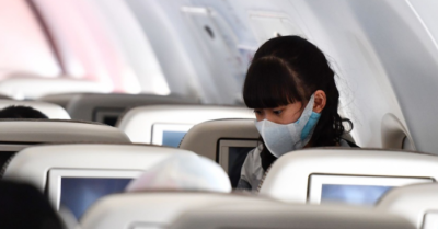 Nữ tiếp viên 3 lần xét nghiệm âm tính mắc COVID-19 sau 8 ngày