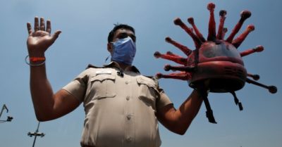 Cảnh sát đội mũ bảo hiểm hình virus corona, cảnh báo mọi người ở nhà