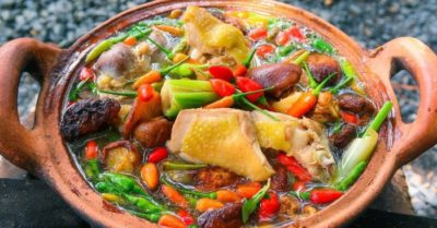 Lẩu gà không nên kết hợp với kinh giới, rau cải bởi sẽ gây ảnh hưởng xấu tới sức khoẻ