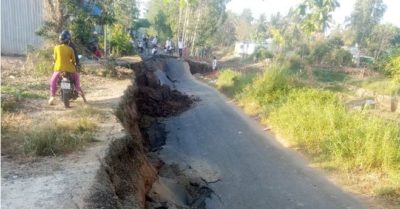 Đường sụt lún ở Cà Mau kéo theo 5 người và 3 xe máy