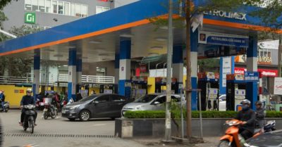 Xăng giảm hơn 2.300 đồng/lít