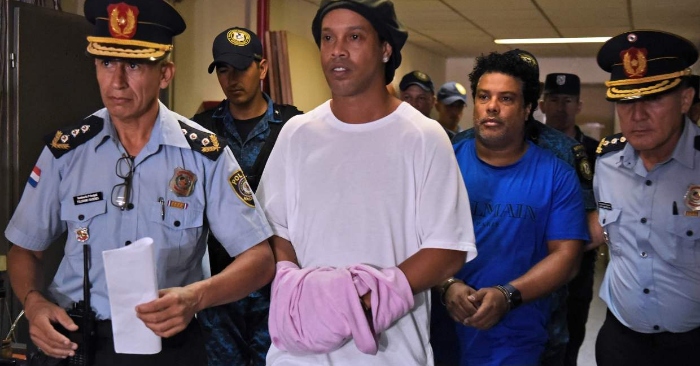 Ronaldinho bước vào tù, bỏ lại phía sau ánh hào quang sân cỏ.