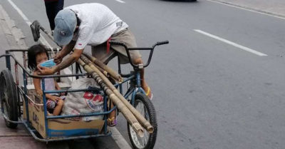 Xúc động cha nghèo nhường khẩu trang cho con gái