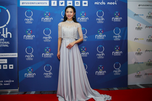 Nữ chính của phim “Đường về” Đặng Tuyết Phi tham dự Liên hoan phim quốc tế và nhận giải thưởng.