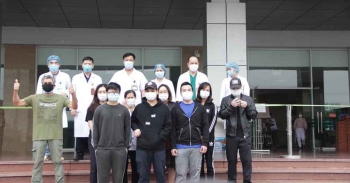 11 bệnh nhân được công bố khỏi bệnh ngày 2/4 tại bệnh viện Bệnh nhiệt đới Trung ương