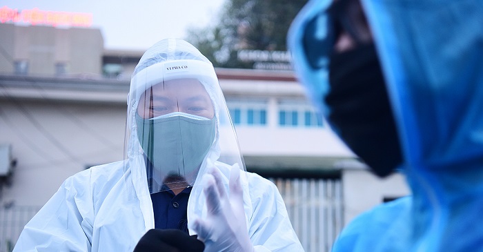 Nhân viên y tế Bệnh viện Bạch Mai mặc trang phục bảo hộ chống nCoV