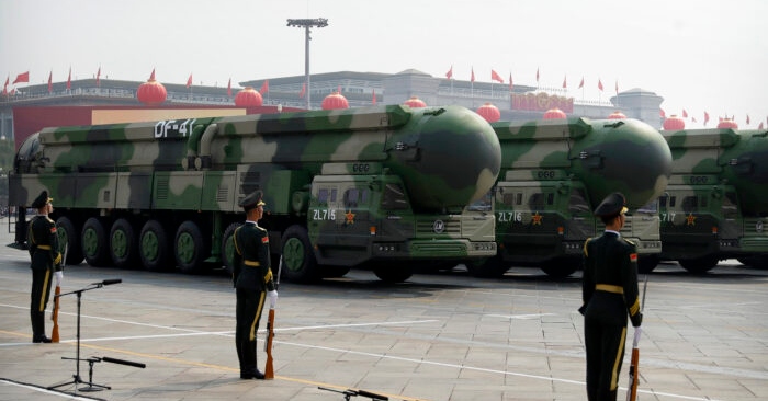 Xe quân sự Trung Quốc mang tên lửa đạn đạo