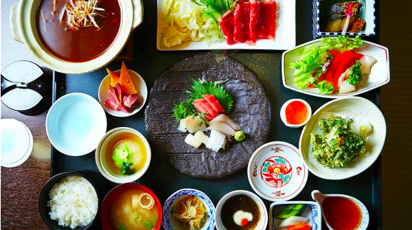 Chính phủ Nhật Bản cũng khuyến khích người dân mỗi ngày nên cố gắng ăn đủ 30 loại thực phẩm, bao gồm cả gia vị, dầu mỡ.