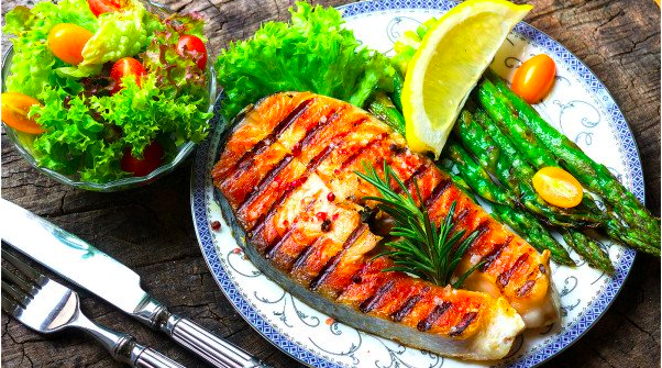 Người Nhật thích cá, theo khảo sát, một người Okinawa ăn hơn 100 kg cá mỗi năm.