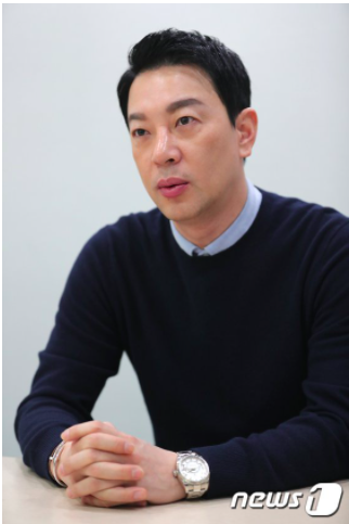 Lộ danh tính 'ông trùm' giải trí của Hàn Quốc cưỡng bức nhân viên 