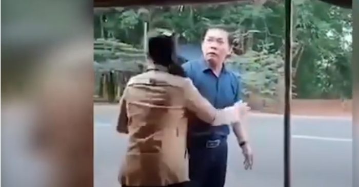 Được một người phụ nữ can ngăn nhưng phó chủ tịch Thanh vẫn bực tức cao giọng phản đối việc kiểm tra Covid-19.