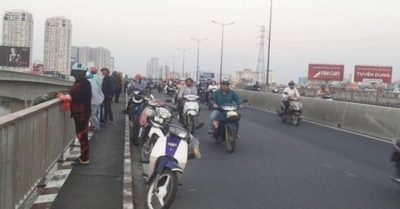 Anh Grab Bike nhanh trí cứu cô gái định nhảy cầu tự tử