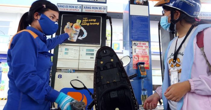 Giá xăng giảm còn 11.300 đồng/lít, đạt mức thấp nhất trong 11 năm trở lại đây