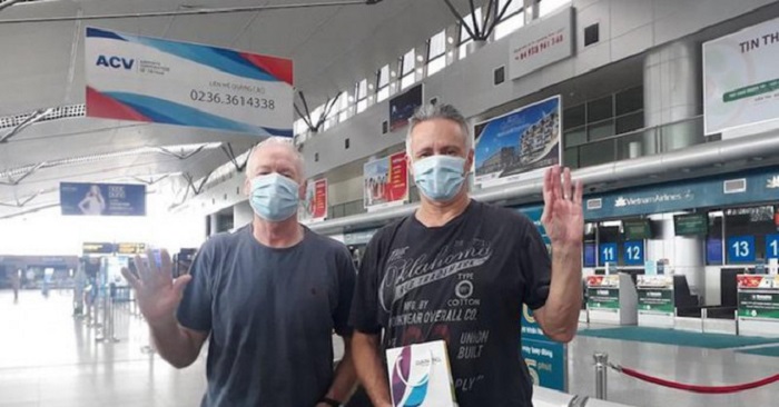 Hai du khách người Anh là bệnh nhân nhiễm Covid-19 số 22 và 23 đang làm thủ tục tại sân bay Đà Nẵng