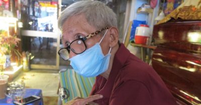 Vợ chồng bà chủ ở Sài Gòn nhận nuôi ông lão vô gia cư