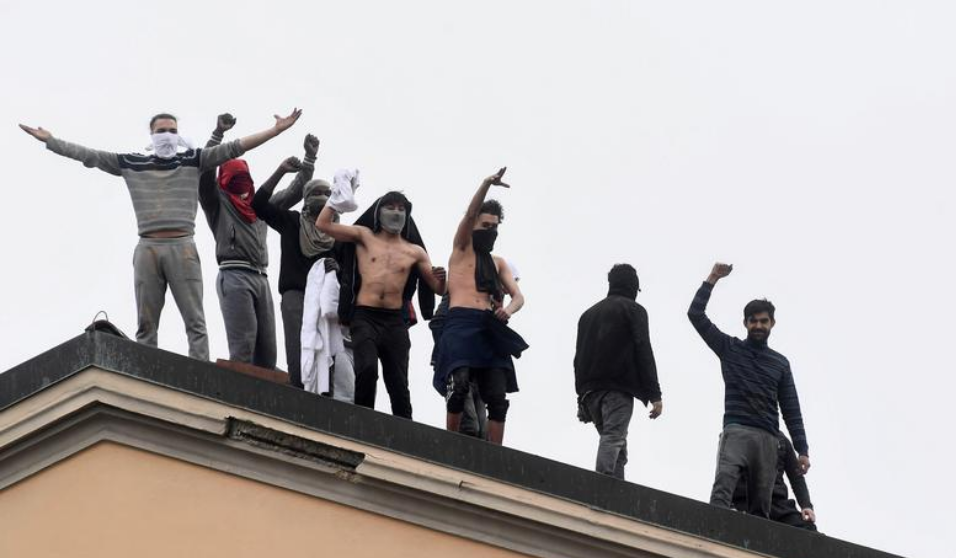 Các tù nhân trèo lên nóc nhà tù San Vittore ở Milan, Italy