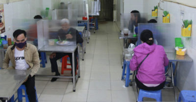 Nới lỏng cách ly, quán ăn Hà Nội tự chế vách ngăn phòng dịch