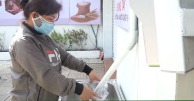 Cây ‘ATM’ phát gạo cho người nghèo: Ấm áp Tình thương Mùa dịch