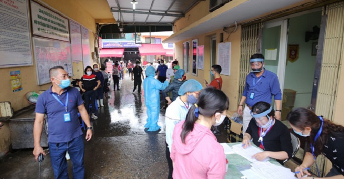 Xét nghiệm nhanh Covid-19 cho tiểu thương ở các chợ đầu mối tại Hà Nội