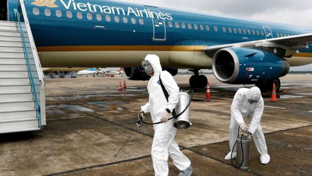 Khử khuẩn máy bay của Vietnam Airlines