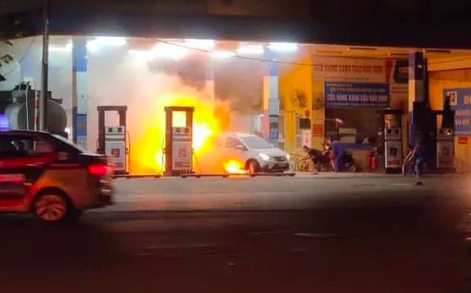 Cây xăng bị đổ và đuôi xe bùng lửa