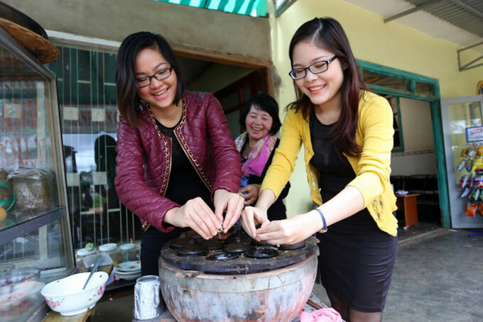 Cô gái Đà Nẵng hút fan quốc tế nhờ đồ ăn Việt