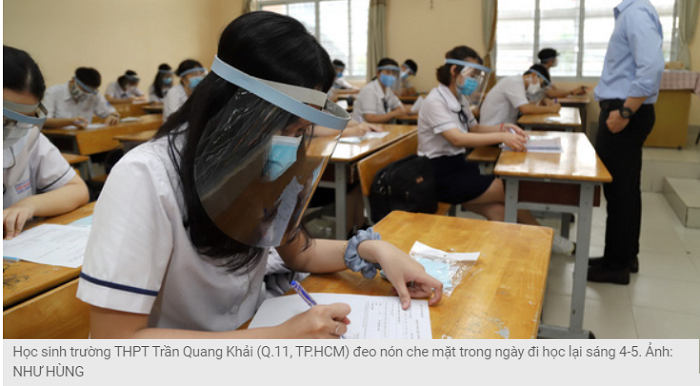 Học sinh trường THPT Trần Quang Khải (Q.11, TP.HCM) đeo nón che mặt trong ngày đi học lại sáng 4-5.