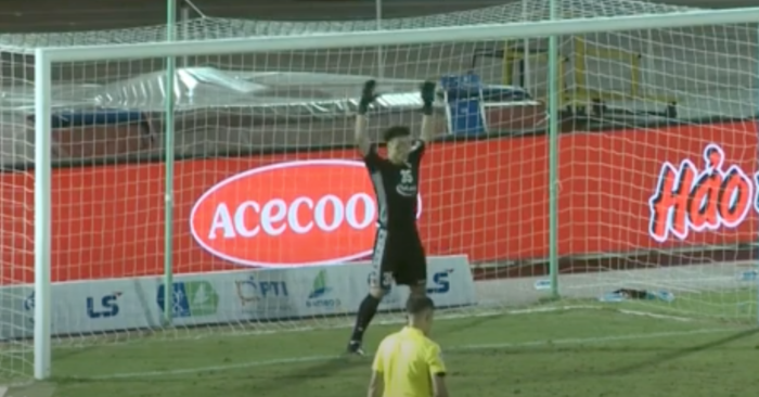 Bùi Tiến Dũng bắt penalty xuất sắc, TP HCM vào tứ kết Cúp Quốc gia