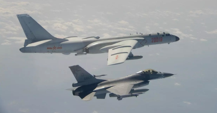 Máy bay ném bom H6 của Trung Quốc bị máy bay tiêm kích F16 của Đài Loan ngăn chặn (ảnh: Bộ Quốc Phòng, Đài Loan).