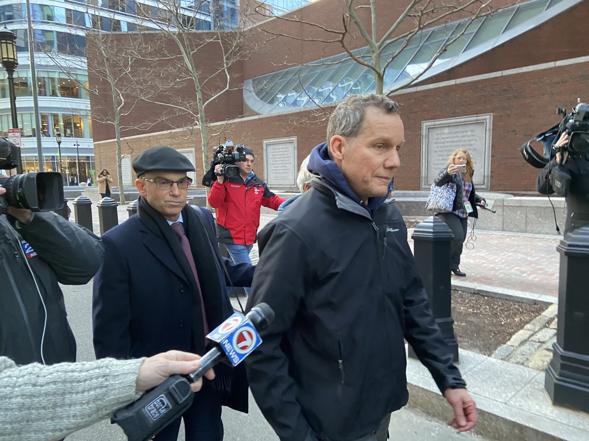 Charles Lieber rời phiên tòa ở Boston