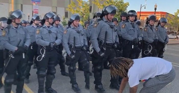 Người biểu tình mua nước cho cảnh sát và nói “họ không xấu…”