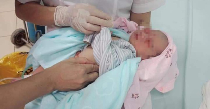 Em bé bị bỏ rơi dưới hố gas Hà Nội đã tử vong