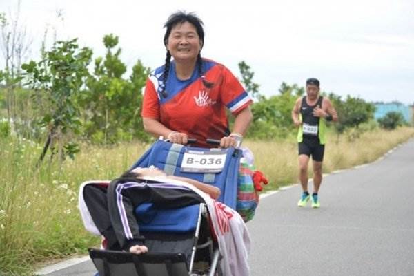 Mẹ đơn thân mang theo con bại não chạy 134 trận marathon
