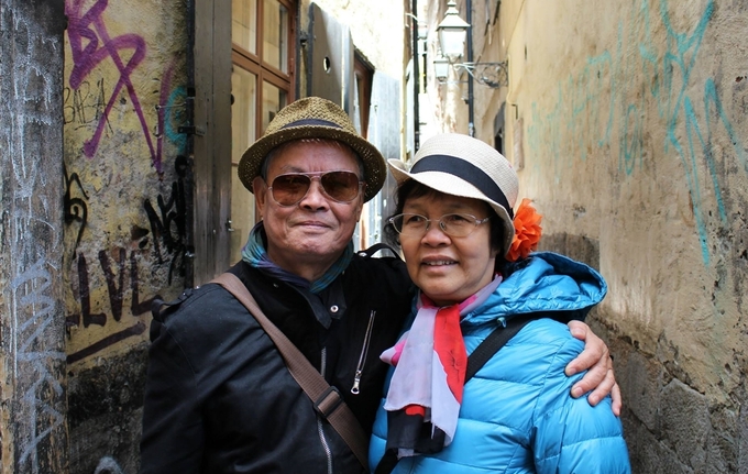 Nghệ sĩ Khôi Nguyên và vợ trong chuyến du lịch châu Âu 