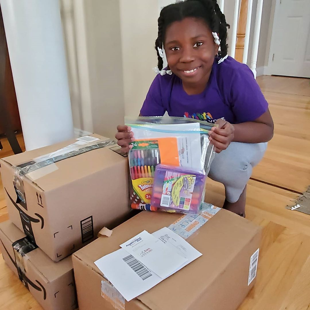 Bé gái 10 tuổi tặng 1500 món quà cho những trẻ em nghèo