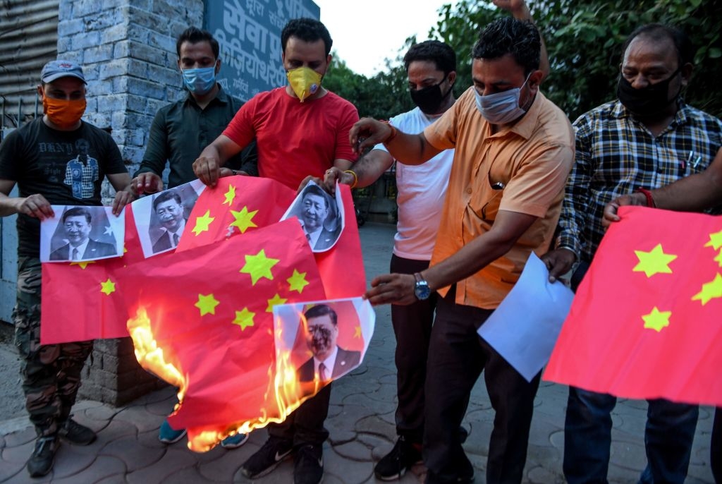 Các nhà hoạt động của tổ chức Bajrang Dal và Vishva Hindu Parishad đốt cờ và ảnh Chủ tịch Trung Quốc trong cuộc biểu tình ngày 17/6/2020.