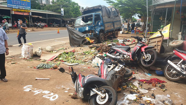 Hiện trường vụ xe tải lao vào chợ khiến 5 người chết.