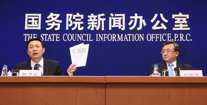 Thứ trưởng ngoại giao Trung Quốc Lưu Chấn Dân (phải) và Chủ niệm Văn phòng báo chí Quốc vụ viện Trung Quốc Quách Vệ Dân