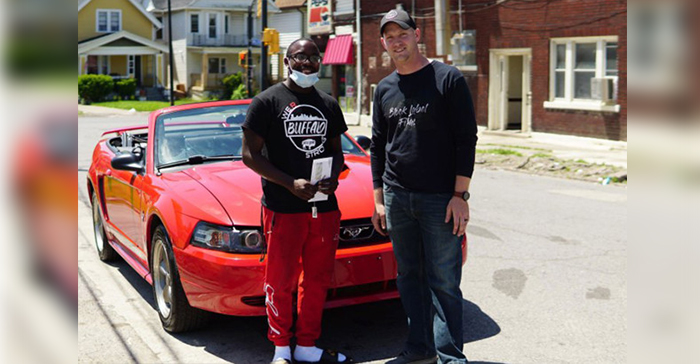 Antonio Gwynn Jr. (trái) nhận chiếc xe mui trần màu đỏ từ Matt Block
