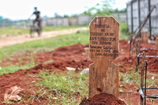 Bia mộ trong nghĩa trang Jombang ở South Tangerang, Banten. Nhiều gia đình Indonesia muốn chôn cất người nhà theo đúng truyền thống dù bị mắc bệnh truyền nhiễm.