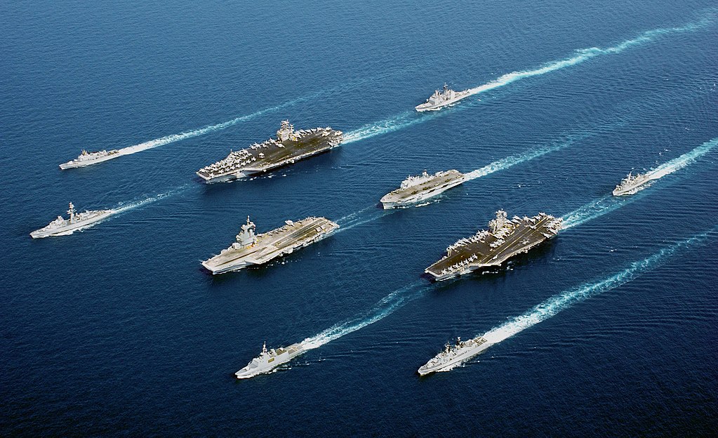 Các tàu hải quân Mỹ  diễu hành