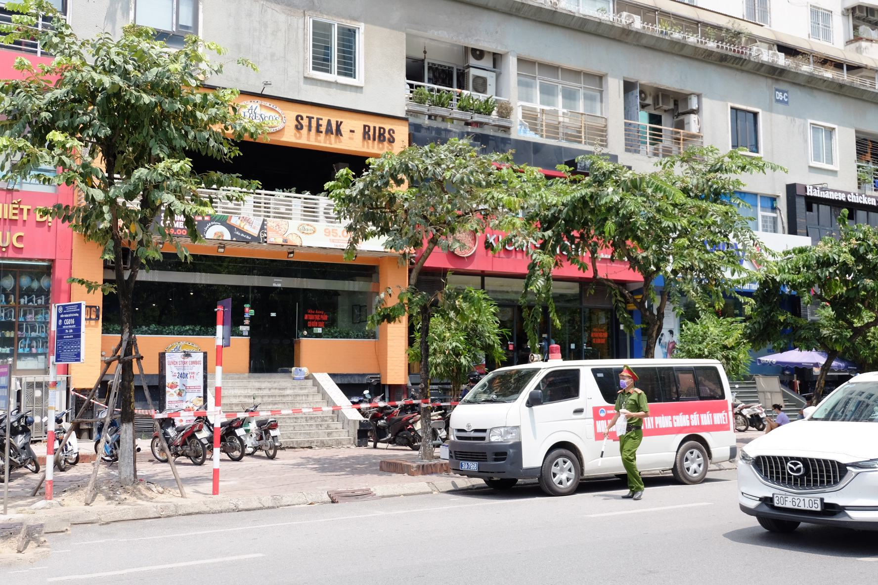 Phong tỏa ngõ cửa hàng 106 Trần Thái Tông