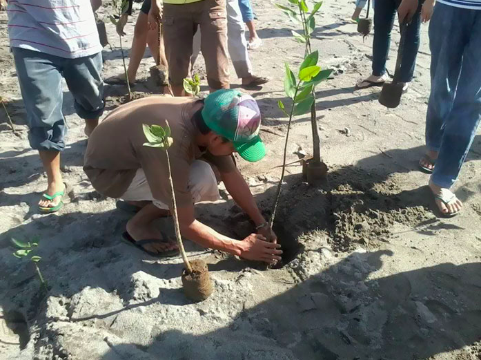 Học sinh Philippines trồng 10 cây xanh mới được tốt nghiệp