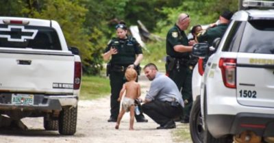 Hai chú chó bảo vệ cậu bé tự kỷ đi lạc vào rừng