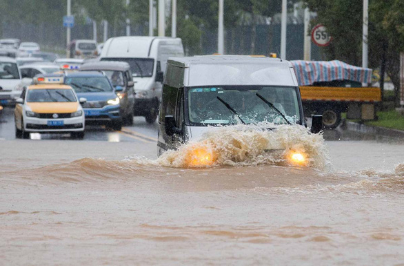 Xe buộc phải băng qua nước lụt ở Vũ Hán