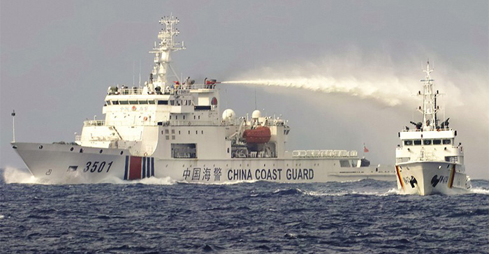 Tàu hải cảnh 3501 của Trung Quốc phun nước vào tàu KN-474