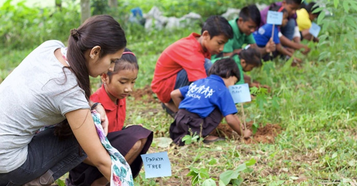 Học sinh Philippines trồng 10 cây xanh mới được tốt nghiệp