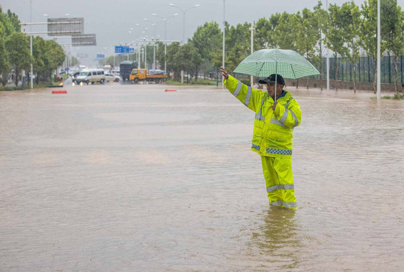 Nhiều con đường ngập nước ở thành phố Vũ Hán, tỉnh Hồ Bắc sau trận mưa lớn