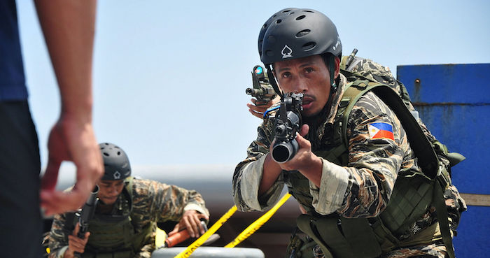 Các thủy thủ của Lực lượng Đặc biệt Hải quân Philippines đối đầu với các thủy thủ Hoa Kỳ trong một cuộc tập trận trên biển có tên Hợp tác Đông Nam Á Chống Khủng bố (SEACAT) ngày 20/8/2009 (ảnh: Hải quân Mỹ).