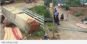 Cổng trường đổ, đè chết 3 học sinh ở Lào Cai: Cột trụ không bê tông cốt thép?!